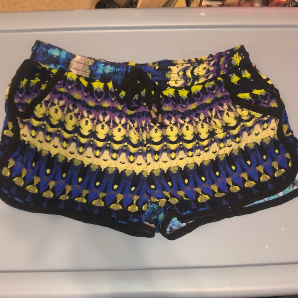 Large ( not true to size) fits like a medium. Tie-Die & multi-color cargo shorts